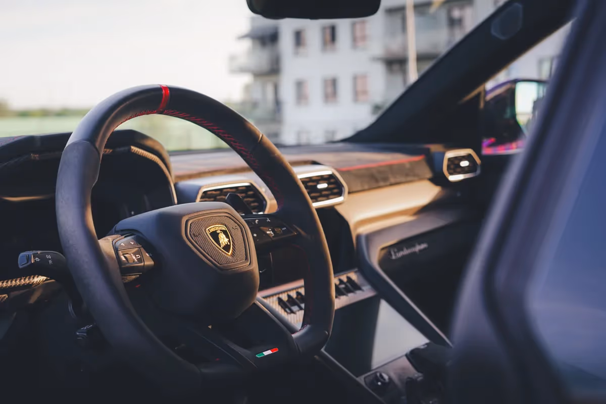 Lamborghini Urus Performante — bok, wynajem w Warszawie