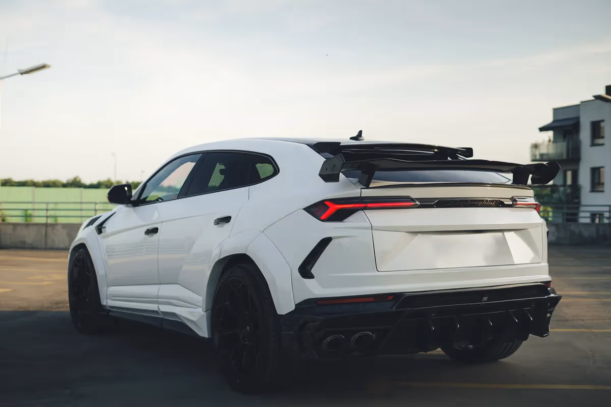 Lamborghini Urus Performante — tył ¾, wynajem w Warszawie