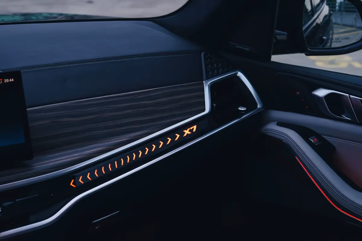 BMW X7 40i — tył ¾, wynajem w Warszawie