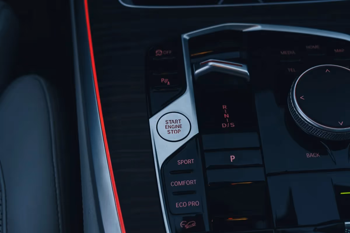 BMW X7 40i — przód ¾, wynajem w Warszawie