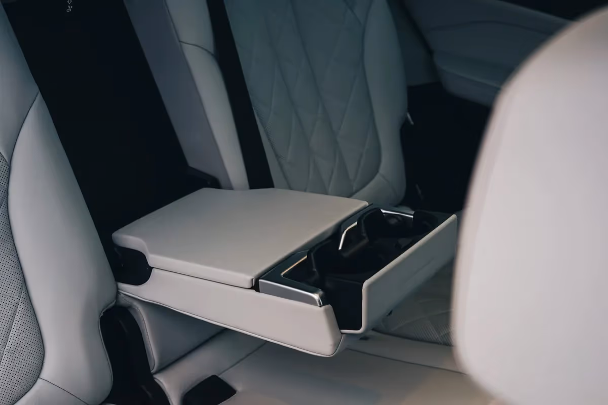 BMW X7 40i — tył ¾, wynajem w Warszawie