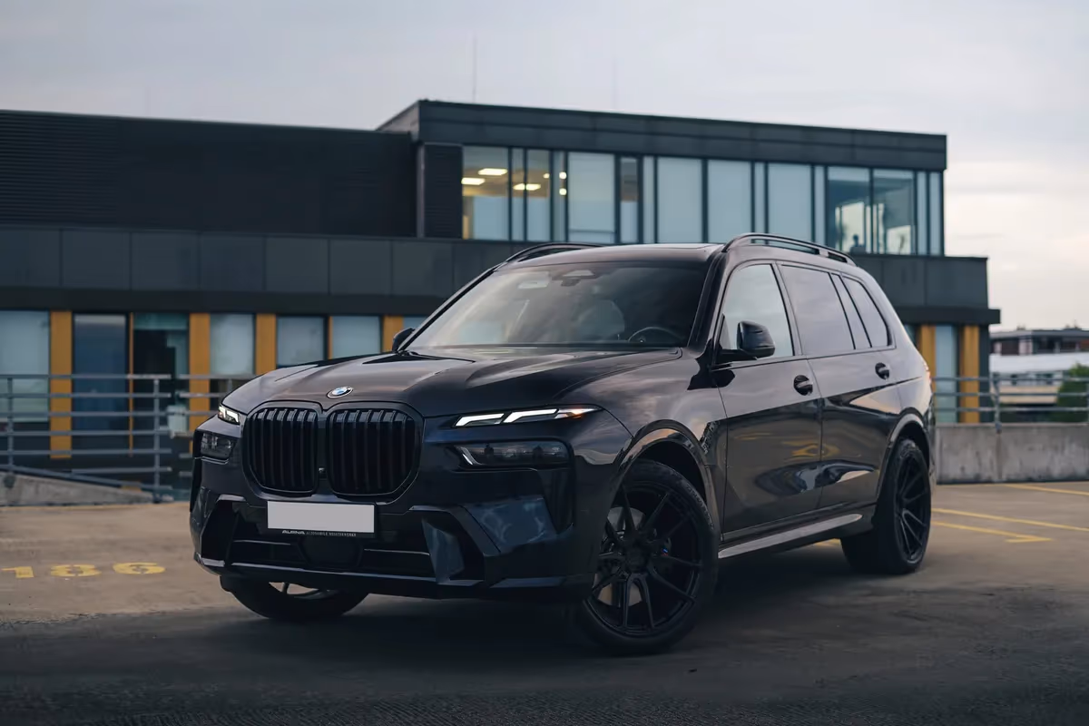BMW X7 40i — przód ¾, wynajem w Warszawie
