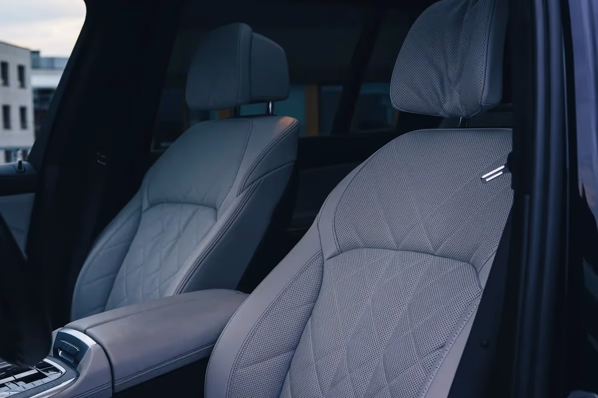 BMW X7 40i — bok, wynajem w Warszawie
