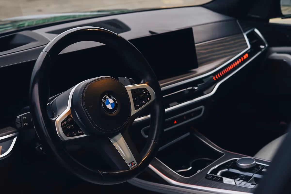 BMW X7 40i — wnętrze, wynajem w Warszawie