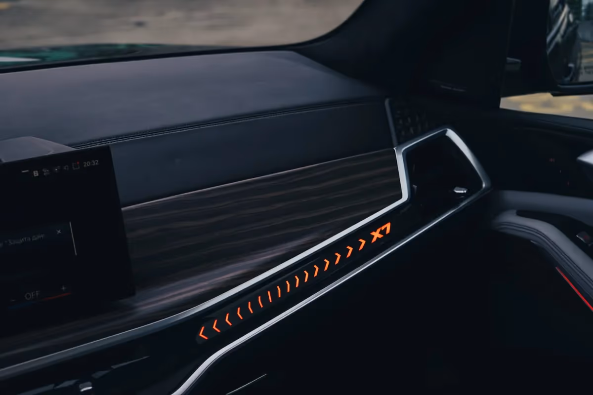 BMW X7 40i — bok, wynajem w Warszawie
