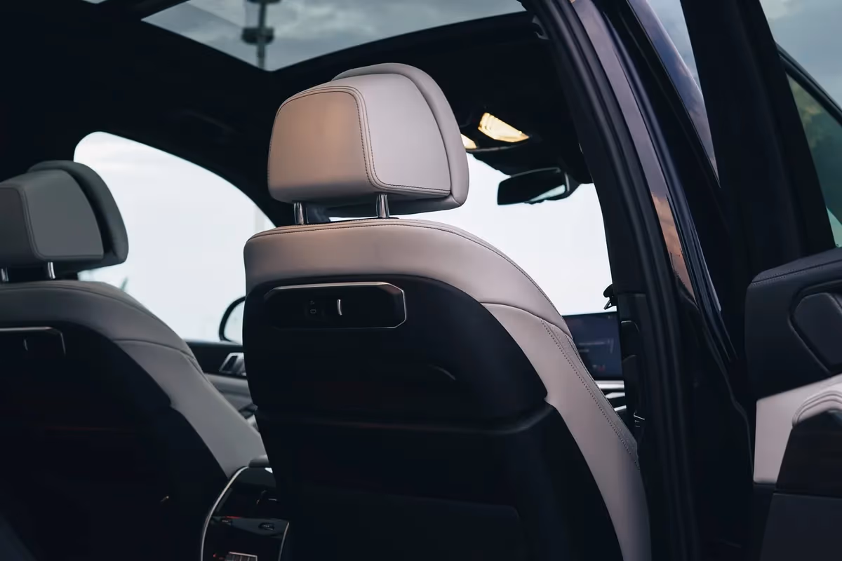 BMW X7 40i — bok, wynajem w Warszawie