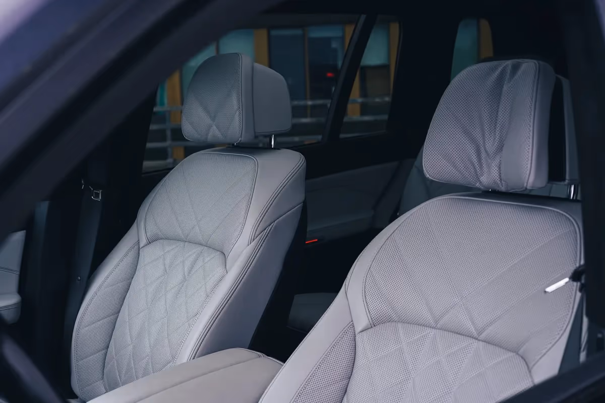 BMW X7 40i — tył ¾, wynajem w Warszawie
