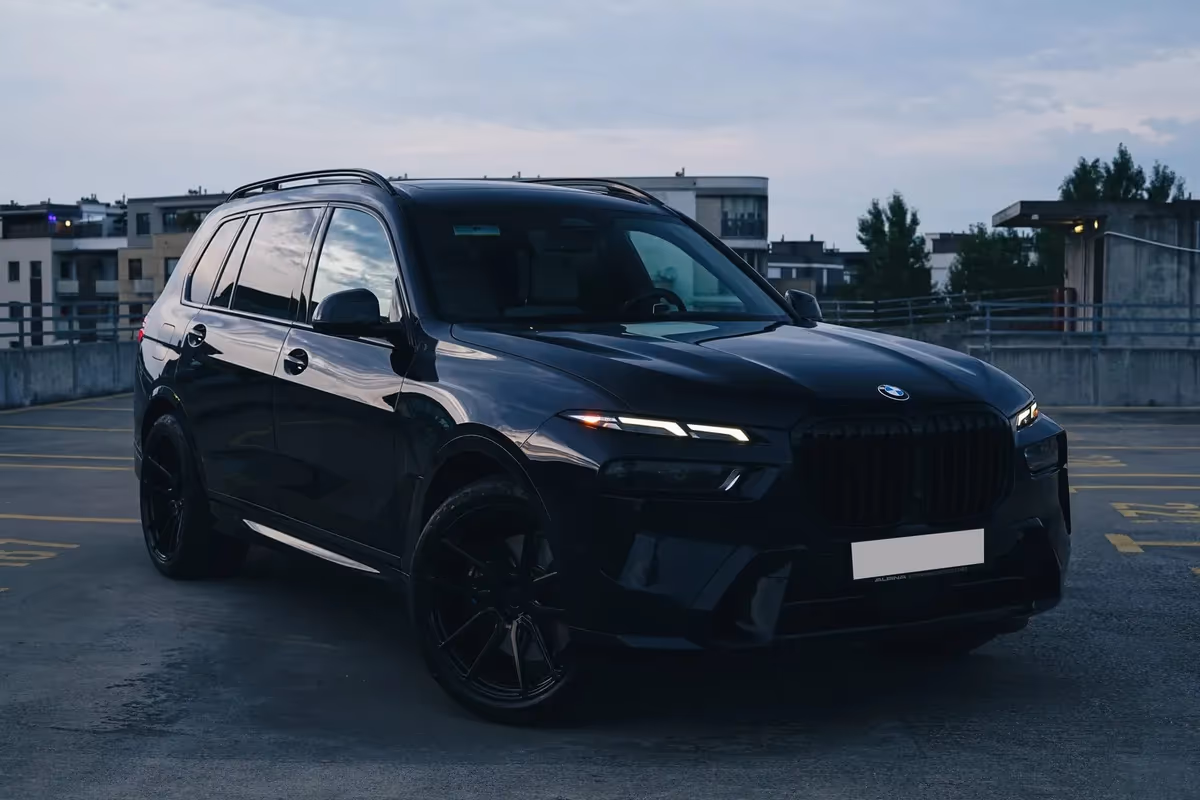 BMW X7 40i — tył ¾, wynajem w Warszawie
